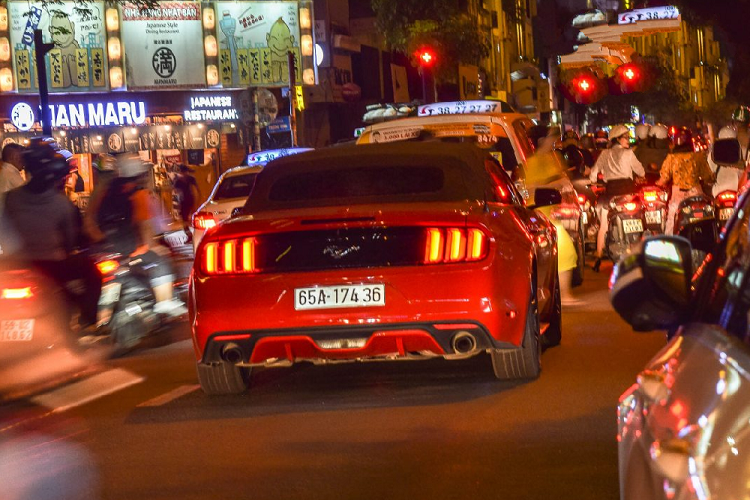 Ford Mustang mới thế hệ thứ 6 được thiết kế với những đường nét mềm mại hơn với hơi hướng hiện đại. Chiếc Mustang thế hệ thứ 6 này dường như đã hội tụ đủ hai yếu tố hiện đại nhưng vẫn giữ được nhiều nét truyền thống của dòng xe hơn 50 năm tuổi này.