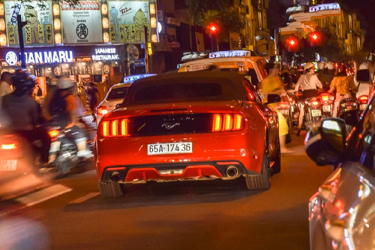 Ford Mustang mới thế hệ thứ 6 được thiết kế với những đường nét mềm mại hơn với hơi hướng hiện đại. Chiếc Mustang thế hệ thứ 6 này dường như đã hội tụ đủ hai yếu tố hiện đại nhưng vẫn giữ được nhiều nét truyền thống của dòng xe hơn 50 năm tuổi này.