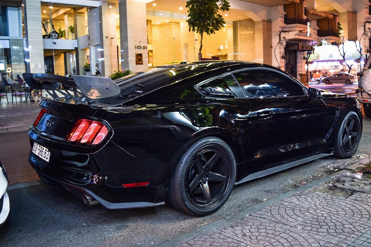 Có thể nói, nổi bật nhất trong lần tụ họp này chính là chiếc Ford Mustang mang màu sơn đen hầm hố. Chiếc xe đã được nâng cấp cả về ngoại hình cũng như là động cơ, giúp chiếc xe trở thành một con “quái vật” thực sự. Về động cơ, chiếc xe đã được cải thiện để có thể đạt công suất lên tới 900 mã lực – một con số không thua kém gì những chiếc xe hiệu suất cao.