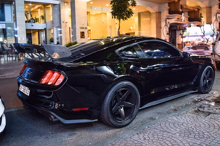 Có thể nói, nổi bật nhất trong lần tụ họp này chính là chiếc Ford Mustang mang màu sơn đen hầm hố. Chiếc xe đã được nâng cấp cả về ngoại hình cũng như là động cơ, giúp chiếc xe trở thành một con “quái vật” thực sự. Về động cơ, chiếc xe đã được cải thiện để có thể đạt công suất lên tới 900 mã lực – một con số không thua kém gì những chiếc xe hiệu suất cao.