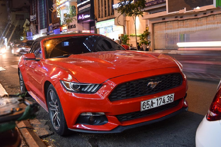 Cùng với 4 chiếc Mustang độc đáo chính là sự xuất hiện của chiếc Audi R8 V8 Type 42 đã được chủ nhân nâng cấp ngoại hình với gói độ Widebody PD850 GT đến từ thương hiệu Prior Design danh tiếng. Chưa dừng lại ở đó, xe còn được gia tăng công suất máy với bộ tăng áp kép của Heffner Performance, giúp chiếc R8 có thêm hơn 200 mã lực, nâng công suất tối đa của xe lên mức 620 mã lực.