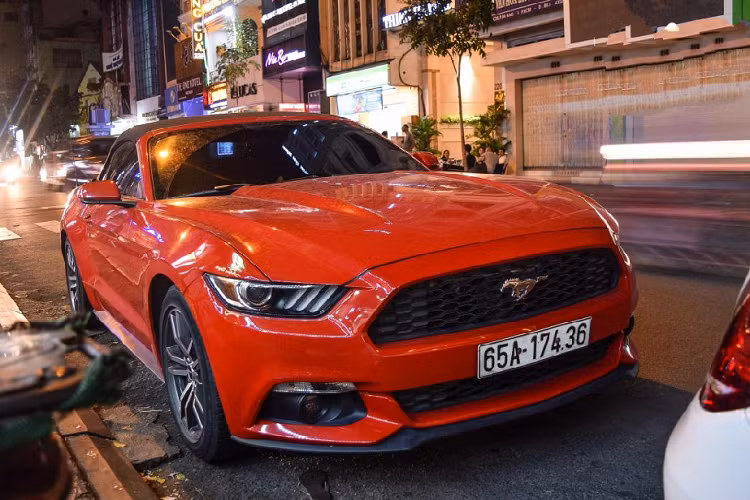 Cùng với 4 chiếc Mustang độc đáo chính là sự xuất hiện của chiếc Audi R8 V8 Type 42 đã được chủ nhân nâng cấp ngoại hình với gói độ Widebody PD850 GT đến từ thương hiệu Prior Design danh tiếng. Chưa dừng lại ở đó, xe còn được gia tăng công suất máy với bộ tăng áp kép của Heffner Performance, giúp chiếc R8 có thêm hơn 200 mã lực, nâng công suất tối đa của xe lên mức 620 mã lực.