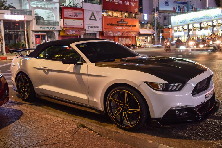 Thế hệ thứ 6 của Mustang đánh dấu một bước chuyển mình lớn của thương hiệu này. Từ trước đến nay, những chiếc Mustang thường mang trên mình thiết kế khá góc cạnh và mạnh mẽ, đặc trưng cho vẻ đẹp góc cạnh của những chiếc xe cơ bắp.