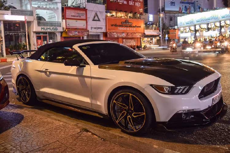 Thế hệ thứ 6 của Mustang đánh dấu một bước chuyển mình lớn của thương hiệu này. Từ trước đến nay, những chiếc Mustang thường mang trên mình thiết kế khá góc cạnh và mạnh mẽ, đặc trưng cho vẻ đẹp góc cạnh của những chiếc xe cơ bắp.