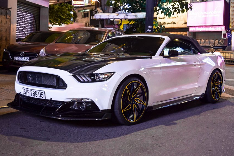 Mustang là tên gọi của dòng xe cơ bắp đặc trưng của thương hiệu Ford đình đám. Tính đến nay, dòng xe cơ bắp Ford Mustang đã phát triển qua 6 thế hệ cùng rất nhiều phiên bản khác nhau. Qua hơn 50 năm ra đời và phát triển, đến nay, Mustang vẫn luôn là một dòng xe bán chạy của thương hiệu Ford nói riêng cũng như phân khúc xe thể tho nói chung.