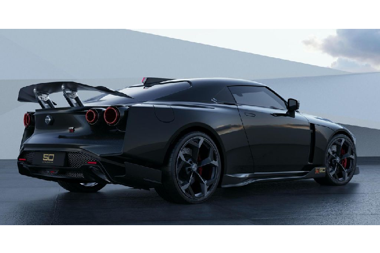 Cùng với công bố đầy hứng khởi này, hãng xe ôtô Nissan cũng đã phát hành hình ảnh đầu tiên của GT-R50 phiên bản sản xuất.