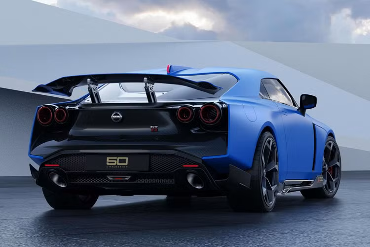 Tất cả những chi tiết khác trông khá giống với phiên bản đã được tiết lộ vào năm 2018, phiên bản đánh dấu cột mốc kỷ niệm 50 năm thành lập của GT-R và Italdesign.