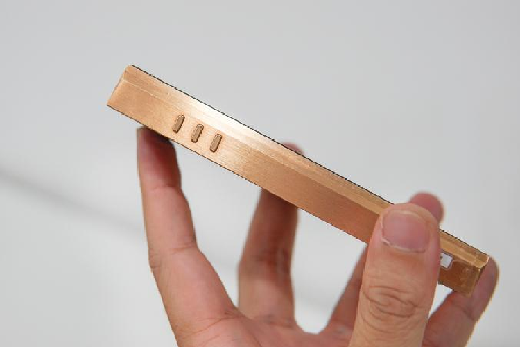 Cạnh còn lại được làm vát nhẹ ở rìa, chứa ba nút điều khiển trình chơi nhạc. Vỏ của SP2000 được làm từ kim loại, nặng nhưng chắc chắn. 