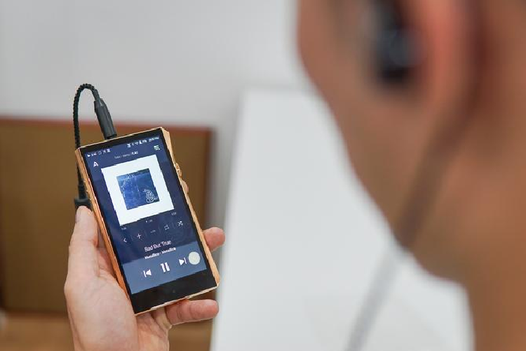 Trong hình, AK-SP2000 được ghép nối trực tiếp cùng tai nghe Layla Aion. Tổng giá trị của bộ thiết bị nghe nhạc này lên đến hơn 170 triệu đồng, là một trong những bộ thiết bị nghe nhạc di động đắt giá nhất hiện nay ở Việt Nam.