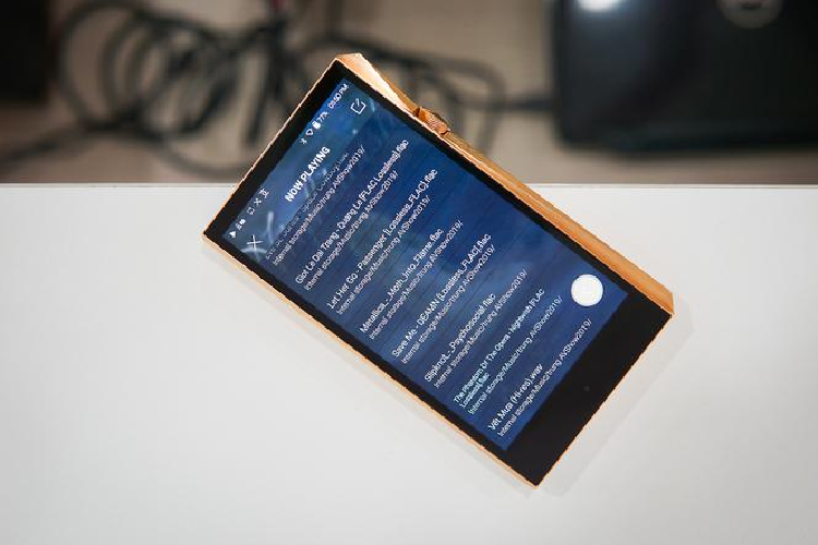 Ngoài nút bấm, việc điều khiển máy nghe nhạc còn có thể thực hiện qua màn hình cảm ứng 5 inch. Thiết bị cũng được trang bị kết nối Wi-Fi và Bluetooth nhằm phục vụ nhu cầu nghe nhạc không dây, hoặc lấy nguồn nhạc từ các dịch vụ stream.