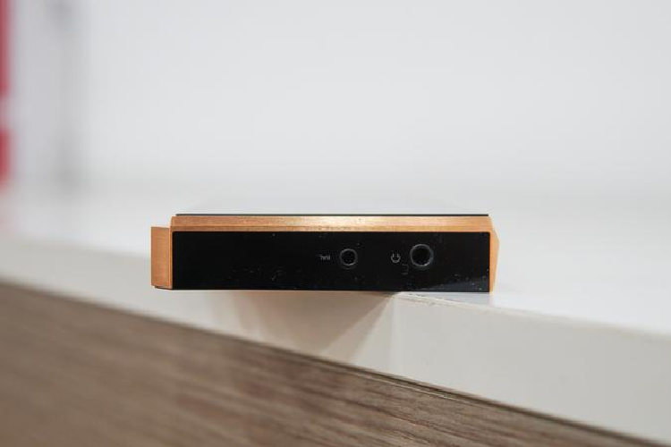 Ngoài cổng tai nghe 3,5mm, máy có sẵn cổng 2,5mm (còn gọi là cổng cân bằng) cho chất lượng âm thanh tốt nhất. Cổng này giúp SP2000 có thể dễ dàng kết nối với những tai nghe cao cấp như Layla Aion giá hơn 90 triệu đồng cũng của Astell&amp;Kern. 