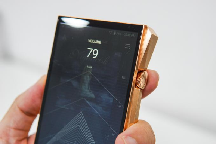 Đặc điểm thường thấy trên các máy nghe nhạc của hãng âm thanh Hàn Quốc chính là núm xoay chỉnh âm lượng ở bên phải. Trên SP2000, núm này được làm dày hơn, nét cắt giống như vương miện và kiêm chức năng của phím nguồn. 