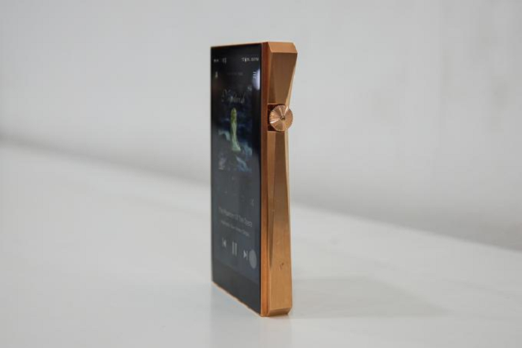 Astell &amp; Kern A&amp;ultima SP2000 có mặt sớm tại Việt Nam nhưng không nhiều vì giá cao. Sản phẩm giữ thiết sắc cạnh, nhiều đường nét giống mẫu máy tiền nhiệm SP1000.