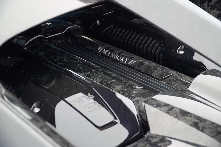 Những người yêu xe sẽ có thể dễ dàng nhận ra thiết kế mâm của Chiron Centuria trông rất giống với siêu phẩm Lamborghini Veneno cách đây vài năm, khi cũng sở hữu thiết kế 7 cánh đơn và viền ngoài bởi chụp hình tuốc-bin cũng được làm từ sợi carbon rèn. Một số chi tiết độc đáo khác trên gói độ này bao gồm hốc hút gió làm mát động cơ trên mui xe và cụm 4 ống xả được gom lại thành một hình oval ở phía sau đuôi xe.