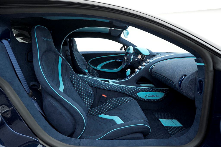 Ngoài ra, chúng còn khiến ngoại hình của Bugatti Chiron Centuria mới trông "chiến" hơn bất kỳ chiếc Chiron bình thường nào - ngoại trừ phiên bản "hàng thửa" Divo cũng được thiết kế lại về mặt khí động học.