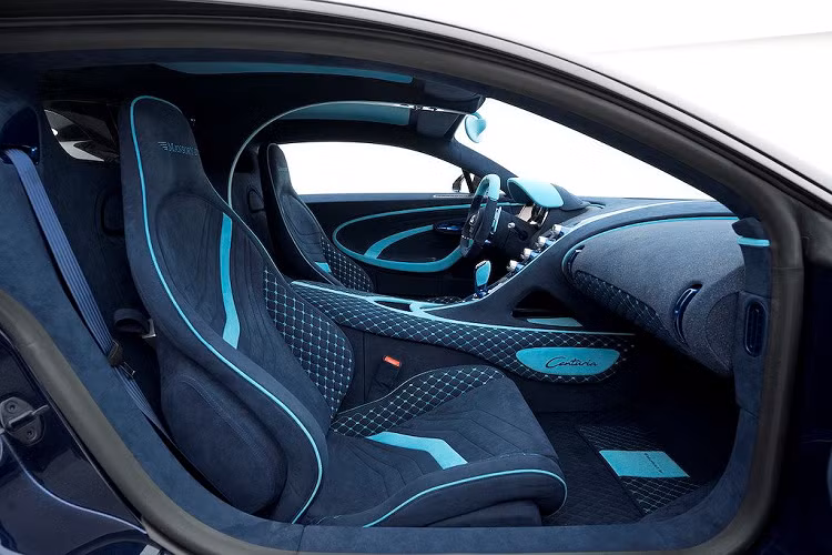 Ngoài ra, chúng còn khiến ngoại hình của Bugatti Chiron Centuria mới trông "chiến" hơn bất kỳ chiếc Chiron bình thường nào - ngoại trừ phiên bản "hàng thửa" Divo cũng được thiết kế lại về mặt khí động học.