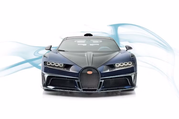 Trên thực tế, Bugatti Chiron được định nghĩa là một chiếc "Hyper GT" - siêu xe hypercar du lịch sang trọng. Chính vì vậy, Mansory đã nhấn mạnh tới "sang trọng" với gói Centuria bằng cách bọc lại hoàn toàn cabin của chiếc xe trong nhung alcantara mềm mại.