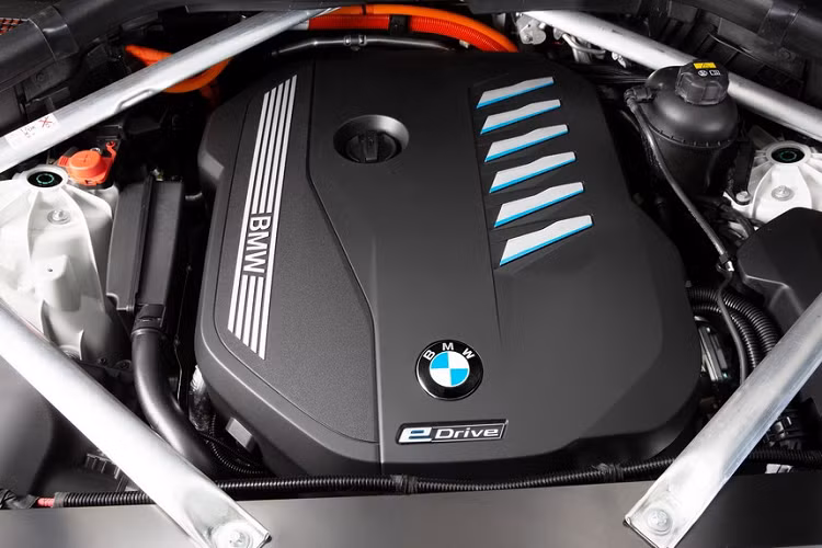 BMW X5 xDrive45e mới sử dụng hệ thống treo khí nén với giảm chấn kiểm soát bằng điện tử. BMW cung cấp tùy chọn đánh lái tất cả các bánh cho khách hàng có nhu cầu.