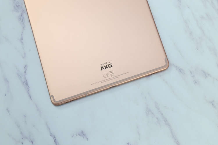 Máy tính bảng Samsung Tab S5e chỉ có một camera chính ở mặt lưng, hơi lồi một chút (khoảng 1mm) nên có thể bị xước khi đặt trên bề mặt phẳng.