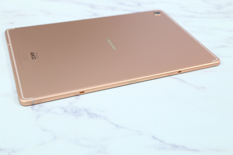 Hồi tháng 2 năm nay, Samsung đã cho ra mắt không chỉ một mà tới ba chiếc máy tính bảng Galaxy Tab mới cùng lúc gồm Galaxy Tab S5e, Galaxy Tab A 10.1 và Galaxy Tab A Plus 8. Trong đó, Galaxy Tab S5e là sản phẩm cao cấp nhất.