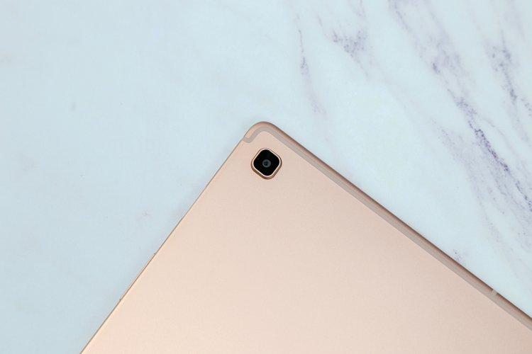 Với mức giá niêm yết 12,49 triệu đồng, Galaxy Tab S5e được định vị giống như chiếc smartphone Galaxy S10e của Samsung ra mắt hồi đầu năm: mang đến những trải nghiệm của một sản phẩm cao cấp nhưng không khiến người dùng phải "cơm rau qua ngày".