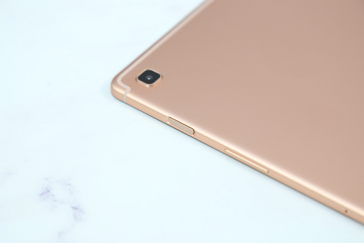 Tab S5e được nâng cấp đáng kể về âm thanh với hệ thống 4 loa ngoài do AKG – thương hiệu âm thanh Samsung mua lại năm 2017 – tinh chỉnh, chia đều cho hai cạnh trên dưới và được đặt sát các góc để không bị che bởi tay người dùng. 