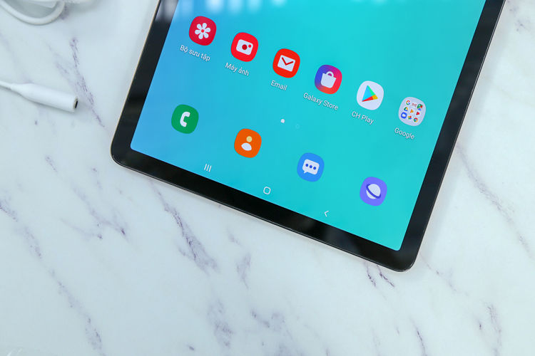 Viền màn hình của Tab S5e đã được rút gọn đáng kể và đều cả 4 cạnh, cho cảm giác cân xứng. Là máy tính bảng 10.5 inch nhưng trên thực tế, kích thước của Tab S5e còn nhỏ hơn iPad 9.7 inch. Tuy nhiên, phần viền mỏng cũng khiến tôi dễ chạm nhầm vào cạnh màn hình hơn.