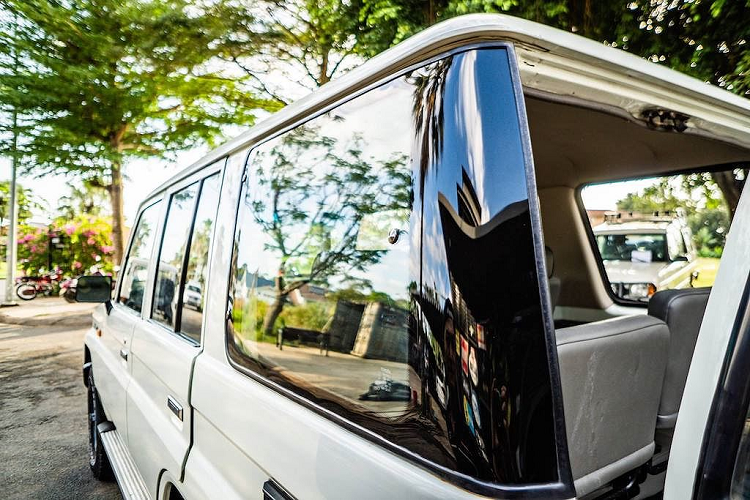 Tuy nhiên để giúp chiếc Land Cruiser cổ trở nên tiện nghi và hiện đại hơn, xưởng đã lắp cho xe hệ thống giải trí với màn hình cảm ứng như các dòng ô tô hiện đại. Hệ thống này giúp chủ xe có thể phát nhạc từ các thiết bị thông minh và giải trí trên mỗi cung đường, thay vì phải dựa vào nguồn băng hay CD như những chiếc xe đời cũ khác.