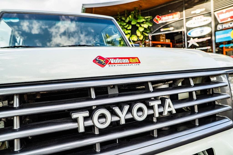 Cách tiếp cận với ngoại thất vẫn tiếp tục được Vulcan 4x4 áp dụng cho nội thất, khi xưởng đã xử lý làm mới lại các chi tiết nhựa và làm đệm, bọc giả da lại cho toàn bộ cabin xe.