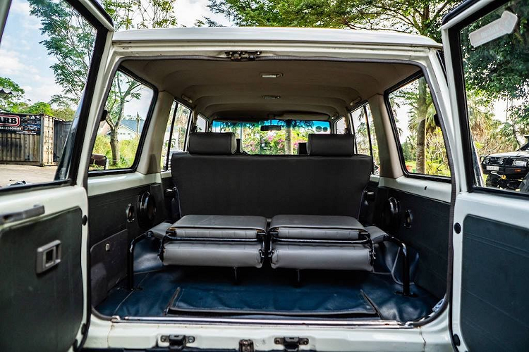 Thuộc sở hữu của một người đam mê xe tại Sài Gòn, chiếc Land Cruiser đã được gửi tới Vulcan 4x4 - một xưởng độ nổi tiếng trong cộng đồng chơi xe địa hình Việt Nam trong tình trạng xuống cấp trầm trọng hơn 70% - từ nội thất tới ngoại thất. Và để cho chiếc xe trở lại được trạng thái như vừa rời nhà máy, đội ngũ những người thợ tại xưởng đã phải làm việc hết công suất "dọn" lại nó từ trong ra ngoài.