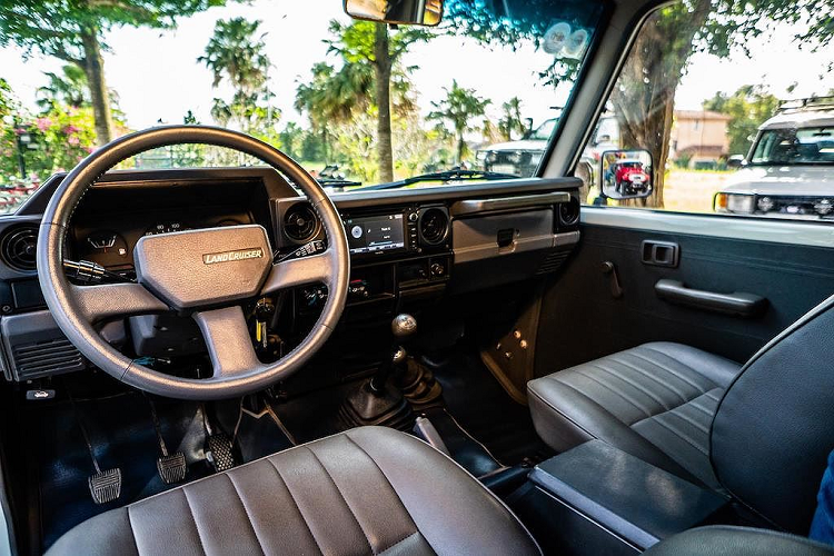 Ra mắt lần đầu từ năm 1951, tới nay Toyota Land Cruiser đã trở thành một trong những "tượng đài" trong Thế giới xe địa hình SUV. Thế hệ mới nhất của dòng Land Cruiser là J200 vẫn giữ lại khả năng offroad ưu việt và thậm chí còn có tiện nghi, trang bị tương đương nhiều mẫu xe sang. Tuy nhiên, vẫn có không ít người đam mê xe địa hình vẫn "trung thành" với các thế hệ Land Cruiser cũ do thiết kế đơn giản và độ tin cậy cực cao.