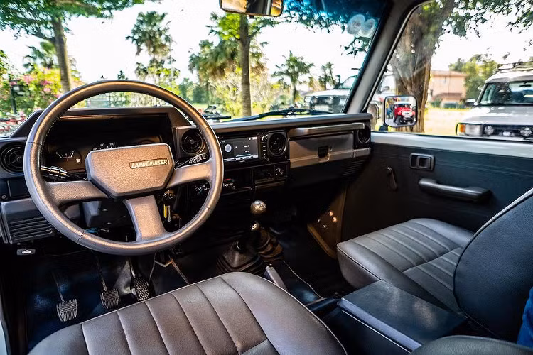 Ra mắt lần đầu từ năm 1951, tới nay Toyota Land Cruiser đã trở thành một trong những "tượng đài" trong Thế giới xe địa hình SUV. Thế hệ mới nhất của dòng Land Cruiser là J200 vẫn giữ lại khả năng offroad ưu việt và thậm chí còn có tiện nghi, trang bị tương đương nhiều mẫu xe sang. Tuy nhiên, vẫn có không ít người đam mê xe địa hình vẫn "trung thành" với các thế hệ Land Cruiser cũ do thiết kế đơn giản và độ tin cậy cực cao.