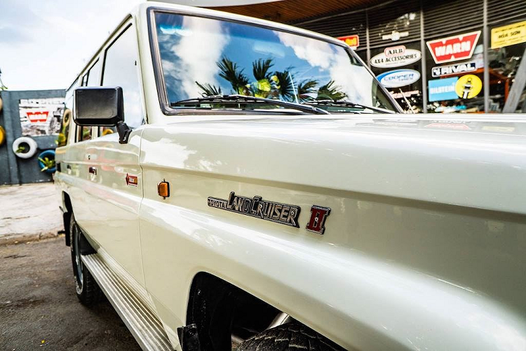 Bắt đầu từ ngoại thất, phần thân xe sau khi "làm đồng", xử lý rỉ đã được sơn lại như mới trong tông màu trắng nguyên bản. Các chi tiết ngoại thất như logo huy hiệu, đèn, tay nắm cửa, ca-lăng... cũng được xử lý lại như mới hoặc thay mới nếu quá cũ nát. Khác với các bản độ trước đây của Vulcan 4x4, ngoại hình của chiếc Land Cruiser sau khi phục chế vẫn được giữ nguyên bản - thậm chí chiếc xe vẫn lăn bánh trên những chiếc mâm thép dập cổ điển.