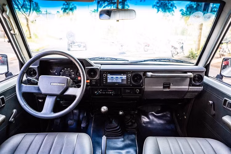 Trong số các thế hệ Land Cruiser cũ, đời J70 ra mắt lần đầu vào năm 1984 rất được ưa chuộng, tới nỗi hiện nay Toyota vẫn sản xuất nó và bán tại một số thị trường như Úc hay Nhật Bản.