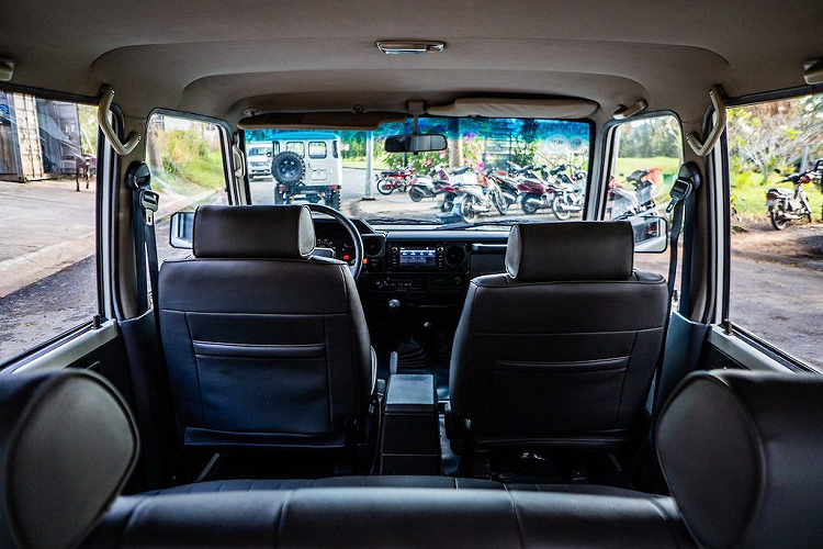 "Nhân vật" chính trong bài viết ngày hôm nay cũng là một chiếc Land Cruiser J70 đã có tuổi đời hàng chục năm. Tuy nhiên nó vẫn nằm trong tình trạng hoạt động hoàn hảo và còn khá mới. Và để có được vẻ "đẹp như mơ, bền như mới" này, chiếc xe đã phải trải qua một quá trình "hồi xuân" đầy công phu.