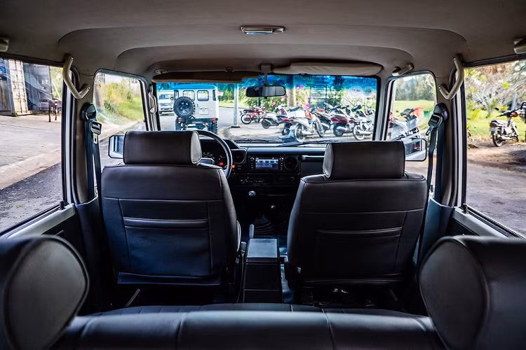 "Nhân vật" chính trong bài viết ngày hôm nay cũng là một chiếc Land Cruiser J70 đã có tuổi đời hàng chục năm. Tuy nhiên nó vẫn nằm trong tình trạng hoạt động hoàn hảo và còn khá mới. Và để có được vẻ "đẹp như mơ, bền như mới" này, chiếc xe đã phải trải qua một quá trình "hồi xuân" đầy công phu.