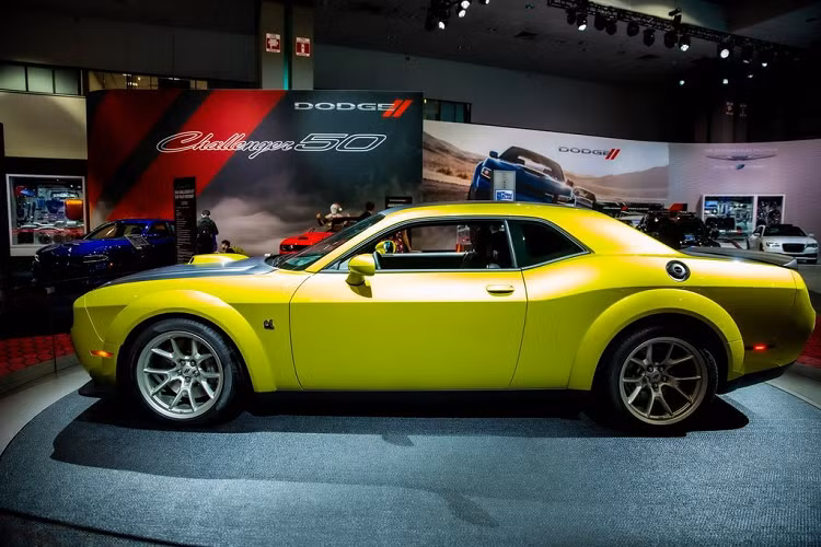 Các điểm nhấn khác phải kể tới như trần xe và phần đuôi được dán đen, nắp nhiên liệu đen satin với chữ “Fuel” in nổi.