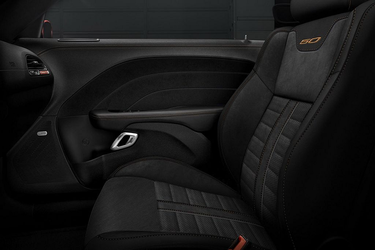 Bộ ghế ngồi được bọc da Nappa đen, pha trộn với chất liệu Alcantara cao cấp (tích hợp chức năng sửa và thông gió), nổi bật với điểm nhấn chỉ khâu Sepia tương phản trên khu vực cabin và những huy hiệu ‘50’ thêu tỉ mỉ. Ngoài ra, những lát cắt sợi carbon cũng đã xuất hiện trên khu vực điều khiển trung tâm.