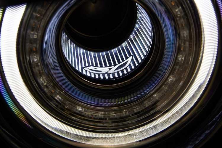 Những gì nhận lại với số tiền ấy chính là một lớp sơn hoàn thiện lì lợm (ví dụ như màu Vàng Gold Rush hue mới), mui xe Đen satin với cụm mũ Shaker khỏe khắn, bộ mâm ‘Gold Rush’ độc đáo, những huy hiệu đặc biệt và cuối cùng là cụm đèn pha với logo ‘50’ phát sáng.