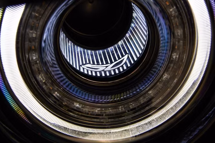 Những gì nhận lại với số tiền ấy chính là một lớp sơn hoàn thiện lì lợm (ví dụ như màu Vàng Gold Rush hue mới), mui xe Đen satin với cụm mũ Shaker khỏe khắn, bộ mâm ‘Gold Rush’ độc đáo, những huy hiệu đặc biệt và cuối cùng là cụm đèn pha với logo ‘50’ phát sáng.