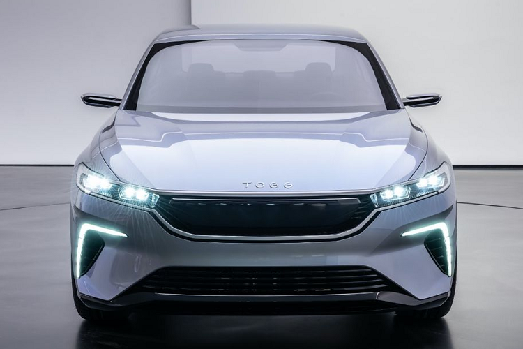 Theo vị Chủ tịch TOGG - Gürcan Karakaş, mẫu xe điện Thổ Nhĩ Kỳ này sẽ sử dụng một trong hai mô-tơ điện mang công suất 200 hoặc 400 mã lực. Trong đó, phiên bản với khối pin lớn hơn sẽ có thể đạt tốc độ 100 km/h từ vạch xuất phát chỉ trong 4,8 giây và quãng đường di chuyển hơn 500 km cho một lần sạc. Ngoài ra, phần pin được công bố có thể sạc đầy tới 80% chỉ trong dưới 30 phút.