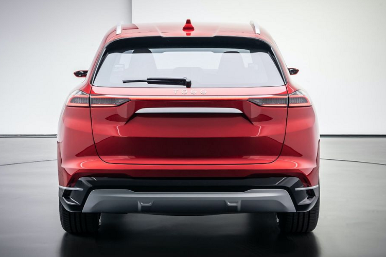 Mặt trước của mẫu SUV có thể đã chia sẻ nhiều đường nét với một số mẫu concept của Pininfarina như chiếc crossover HKG K350 hay chính mẫu VinFast LUX SA 2.0 của Việt Nam. Bên cạnh đó, chiếc sedan sở hữu một ngoại thất khá đơn giản và hiện đại với phần đuôi uốn cong như những mẫu Tesla. Đặc biệt, cả hai mẫu xe xuất hiện với tay nắm cửa thiết kế thu gọn vào trong cùng với hệ thống camera tích hợp trên gương.