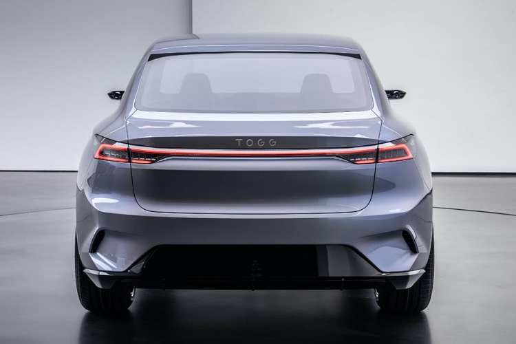 Phiên bản 200 mã lực sẽ xuất hiện với hệ dẫn động cầu sau và 1 mô-tơ điện trong khi biến thể 400 mã lực sẽ sử dụng thêm một mô-tơ điện tại trục bánh trước cùng hệ dẫn động AWD. Với hệ dẫn động 1 cầu và công suất kém hơn, biến thể này phải cần tới 7,6 giây để tăng tốc từ 0 lên 100 km/h và di chuyển được khoảng 300 km cho 1 lần sạc.