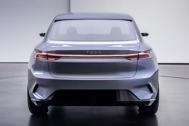 Phiên bản 200 mã lực sẽ xuất hiện với hệ dẫn động cầu sau và 1 mô-tơ điện trong khi biến thể 400 mã lực sẽ sử dụng thêm một mô-tơ điện tại trục bánh trước cùng hệ dẫn động AWD. Với hệ dẫn động 1 cầu và công suất kém hơn, biến thể này phải cần tới 7,6 giây để tăng tốc từ 0 lên 100 km/h và di chuyển được khoảng 300 km cho 1 lần sạc.