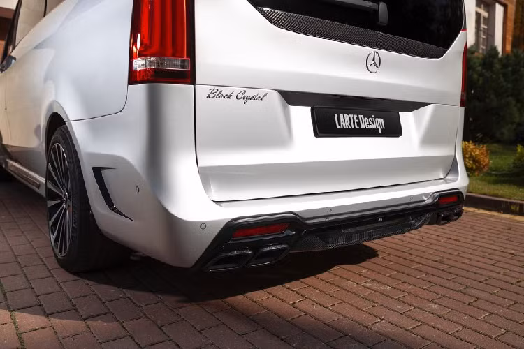 Nhà độ hiện vẫn chưa tiết lộ hình ảnh bên trong khoang nội thất của chiếc minivan nên khả năng cao khoang cabin vẫn được giữ nguyên bản.