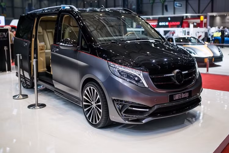 Bộ body kit trên MPV Mercedes V-Class độ này được trang bị với bộ cản trước thiết kế mới, cụm đèn LED cùng 2 tinh thể pha lê đen Swarovski, phần lưới tản nhiệt mới với logo của nhà độ thay thế cho biểu tượng ngôi sao 3 cánh truyền thống và tấm nẹp mới phần thân xe.