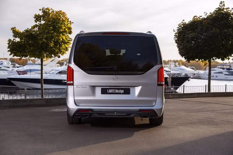 Tuy nhiên, những gì nguyên bản trên chiếc minivan sang trọng Made in Germany này là rất hoàn mỹ với phần nội thất bọc da trên hầu hết các bộ phận, cụm ghế ngồi êm ái, kính ngăn cách tạo không gian riêng tư, màn hình hiển thị thông tin giải trí, hệ thống kiểm soát không khí và vô vàn khoang chứa đồ.