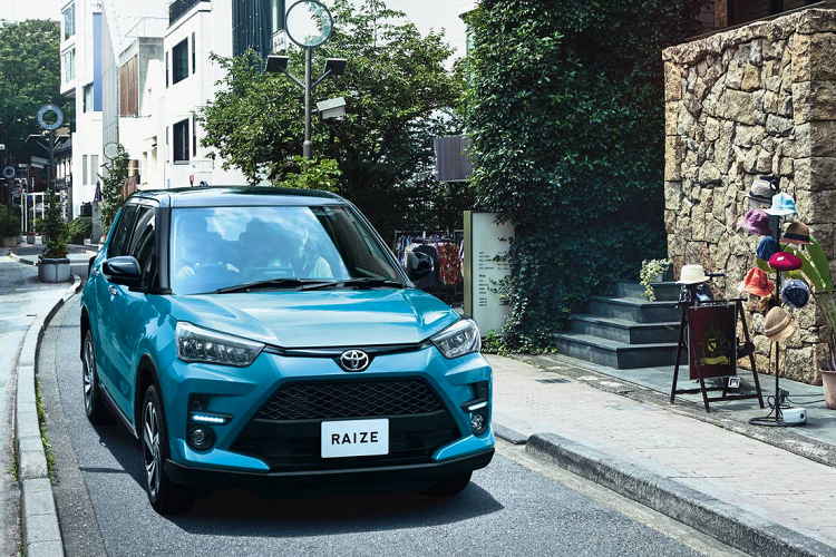 Toyota Raize được trang bị gói tổ hợp công nghệ an toàn Smart Assist, bao gồm các chức năng như tự động phanh tránh va chạm (Crash Avoidance Braking Function), ngăn chặn việc đạp nhầm chân ga (Erroneous Start Prevention Function), kiểm soát hành trình chủ động (Adaptive Cruise Control) và hỗ trợ đỗ xe (Smart Panorama Parking Assist). Tại Nhật Bản, giá xe Toyota Raize bán ra 3 phiên bản khác nhau với mức khởi điểm từ 1.679.000 yen (khoảng 359 triệu đồng).
