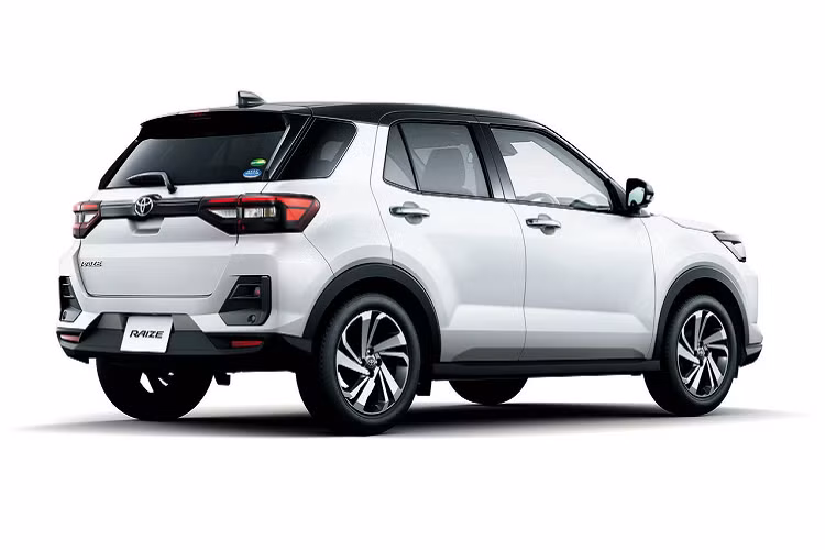 Kiểu dáng xe vuông vức với nhiều đường cắt khúc sắc sảo, phần nào gợi nhớ đến “đàn anh” RAV4 thế hệ mới. Điều này giúp cho Raize có lợi thế khi so sánh với các đối thủ crossover cùng tầm kích thước hạng B khi hầu hết đều mang dáng vẻ mềm mại.