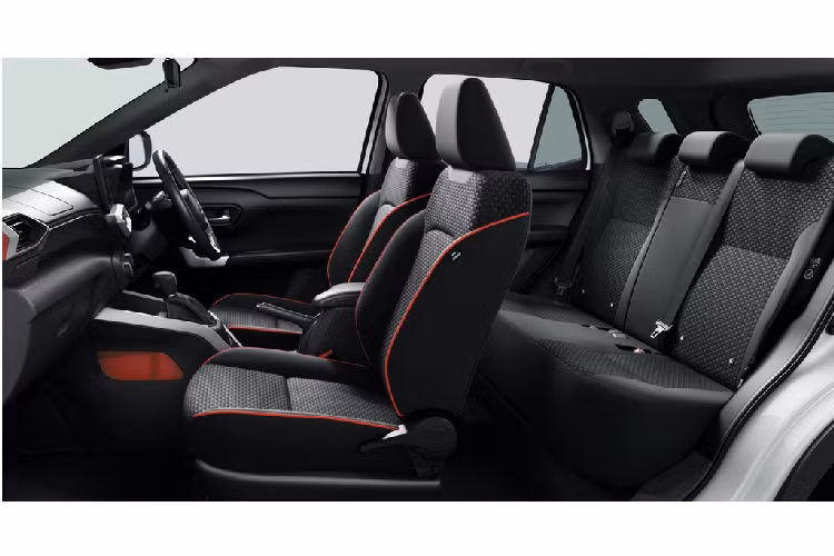 Ở trạng thái tiêu chuẩn, Raize là chiếc xe dẫn động cầu trước, tuy nhiên Toyota đã ứng dụng được hệ dẫn động 4 bánh AWD với công nghệ Dynamic Torque Control tiên tiến cho mẫu xe này, mang đến khả năng phân phối thêm mô men xoắn đến cầu sau để hỗ trợ khi khởi động hoặc lái xe trên đường trơn trượt.